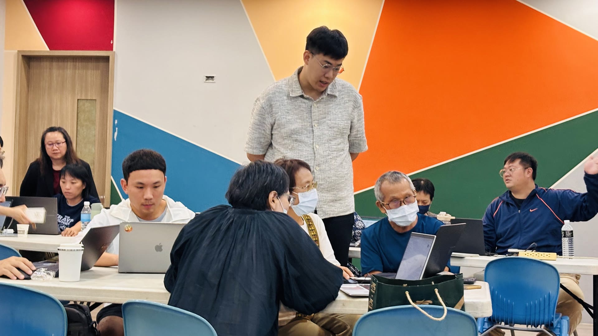 成人學員在講師陪伴下練習使用 AI